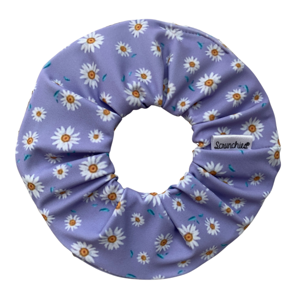 Scrunchie lila con flores blancas